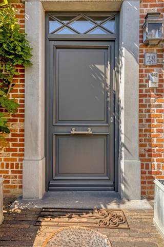 <p><span>Deze prachtig onderhouden en volledig instapklare gezinswoning combineert ruimte, comfort en een hoogwaardige afwerking met een zalig rustige ligging vlak bij het centrum van Boechout. Met een bewoonbare oppervlakte van maar liefst 245 m² op een perceel van 378 m² biedt de woning uitzonderlijk veel leef- en bergruimte.</span></p><p><span>De lichtrijke woonkamer sluit aan op de ruime eetkamer en de moderne, volledig uitgeruste keuken met centraal eiland. De woning werd afgewerkt met duurzame, kwalitatieve materialen. Zo werd de stijlvolle parketvloer consequent doorgetrokken, wat zorgt voor een warme en harmonieuze uitstraling.</span></p><p><span>Er zijn drie ruime slaapkamers, 2 praktische dressings en twee volwaardige badkamers. Op het gelijkvloers bevinden zich bovendien een garage, een berging/bijkeuken naast de keuken en een extra bergruimte met handige, rechtstreekse toegang tot de tuin.</span></p><p><span>De volledig omheinde tuin met meerdere terrassen en een overdekte zithoek biedt volop privacy en rust. Dankzij de rustige ligging woont u hier heerlijk ontspannen, terwijl winkels, scholen, horeca, openbaar vervoer en het centrum vlakbij zijn.</span></p><p><span>Conforme elektriciteit en een laag E-peil maken het plaatje compleet. Een bijzonder ruime en instapklare woning waar u zonder werken meteen kunt genieten!</span></p><p><span>Contacteer ons nu voor één van onze bezoekmomenten op zaterdag 29 augustus</span></p>