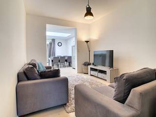 Instapklare stijlvol afgewerkte woning te koop met gezellige stadstuin op een centrale ligging in Roeselare.Starter, pendelaar of investeerder? Dit is een ideale kans om slim te kopen.Dit huis te koop in Roeselare is als volgt ingedeeld:*Gelijkvloers:- Inkom met apart toilet- Berging met aansluitingen voor wasmachine en droogkast- Leefruimte met zithoek en eethoek- Ingerichte keuken voorzien van kookplaat met dampkap, spoelbak, frigo, combi oven/microgolf en kasten- Badkamer voorzien van dubbele lavabo in meubel, ligbad/douche*Verdieping:- 2 kamers*Zolderverdieping:- 2 kamersAchteraan de woning vinden we een gezellige stadstuin met terras en gazon. Troeven van dit huis te koop:- centrale ligging nabij het prachtige Moermanpark, winkels, openbaar vervoer en het centrum van Roeselare,...- instapklaar, blanco elektrische keuring, geen renovatieverplichting- ideaal voor de starter, pendelaar of investeerder die op zoek is naar een gezellige instapklare woning