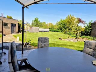 Op zoek naar ruimte, comfort én energiezuinig wonen? Deze prachtige open bebouwing in Aalst-Nieuwerkerken heeft het allemaal. Gelegen op een mooi perceel van 12,47 are en met een bewoonbare oppervlakte van 227 m², biedt deze woning een unieke combinatie van woonkwaliteit en moderne technieken.<br />Binnenin wordt u verwelkomd in een lichtrijke en ruime leefruimte, met aansluitend de keuken en een praktische berging (tevens technische ruimte). Op het gelijkvloers vindt u bovendien een inkomhal, een apart toilet en een praktische bureauruimte, ideaal voor thuiswerk.<br />De woning beschikt over vier volwaardige slaapkamers en een ruime badkamer op de eerste verdieping, uitgerust met een comfortabel hoekbad en een aparte douche. Zowel boven als beneden is er een apart toilet voorzien.<br />Ook buiten is het heerlijk vertoeven. De aangelegde tuin met overdekt terras vormt een echte troef, compleet met tuinmeubilair, windschermen en sfeervolle verlichting. Tijdens warme dagen geniet u van het ruime opbouwzwembad met bijhorende installaties en zelfs een buitendouche met warm en koud water.<br />Praktisch gemak is overal aanwezig: een ruime garage met automatische poort, parkeergelegenheid voor meerdere wagens en extra ruimte voor een caravan of aanhangwagen. Bovendien is er nog een uitbreidingsmogelijkheid voor een tweede garage of tuinbureau.<br />Op energetisch vlak scoort deze woning uitzonderlijk goed. Dankzij zonnepanelen, een thuisbatterij, zonneboiler en een efficiënte hybride verwarmingsinstallatie met warmtepomp, geniet u van bijzonder lage energiekosten – in 2025 leverde de woning zelfs een netto-opbrengst op. Extra comfort wordt geboden door airco-units, hoogwaardige beglazing, regenwaterrecuperatie en een waterverzachter.<br />Als kers op de taart worden tal van kwalitatieve extra’s mee verkocht, waaronder meubilair, een audiovisuele installatie, een robotmaaier, een pelletkachel en diverse tuin- en terrasvoorzieningen. Gelegen nabij basisschool De Linde (wandelafstand), supermarkt, ...<br />Kortom: een ruime, perfect uitgeruste woning waar u zorgeloos kunt intrekken en meteen geniet van comfort, energiezuinigheid en een aangename leefomgeving.