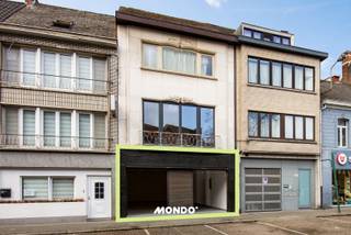 Op zoek naar een veelzijdig pand met zowel commerciële als residentiële mogelijkheden? <br />Dit interessant opbrengsteigendom biedt een unieke combinatie van wonen en werken op een toplocatie.<br /><br />Dankzij de centrale ligging in het hart van Willebroek geniet u hier van een uitstekende visibiliteit en passage. <br />De straat bevindt zich in een levendige omgeving met winkels, horeca en voorzieningen op wandelafstand. <br />Dit maakt het handelsgelijkvloers bijzonder aantrekkelijk voor zelfstandigen, ondernemers of investeerders die op zoek zijn naar een strategische commerciële uitvalsbasis. <br /><br />Het pand bestaat uit drie afzonderlijke entiteiten:<br />1. Handelsgelijkvloers<br />Het gelijkvloers biedt een ruime commerciële ruimte met uitstekende zichtbaarheid, ideaal voor winkel, kantoor of andere handelsactiviteiten. <br />De centrale ligging garandeert een constante passage en optimale bereikbaarheid voor klanten.<br /><br />2. Appartement<br />Achter het handelsgelijkvloers bevindt zich een appartement (met aparte ingang) dat bestaat uit een inkomhal, twee slaapkamers, badkamer en een aangenaam terras. <br />De eigenaar zal dit appartement verder afwerken, met uitzondering van de keuken, die nog naar eigen smaak en budget door de koper kan worden ingericht. <br /><br />3. Studio<br />Daarnaast beschikt het pand over een aparte studio met leefruimte en badkamer. De badkamer zal nog door de eigenaar afgewerkt worden. <br />Ideaal voor verhuur of als kangoeroewoning.<br /><br />Troeven op een rij:<br />Centrale en commerciële topligging in Willebroek<br />Multifunctioneel pand met diverse mogelijkheden<br />Handelsruimte met hoge visibiliteit<br />Appartement en studio met afwerkingsmogelijkheden naar eigen smaak<br />Interessant als investering of combinatie wonen/werken<br /><br />Kortom, een pand met tal van opportuniteiten op een strategische locatie. Neem vandaag nog contact op voor meer informatie of een bezoek ter plaatse!