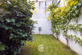 <p>Bent u op zoek naar een instapklare woning met 3 slaapkamers en een gezellige tuin in Gent? Dan is deze woning precies wat u zoekt.</p><p>Deze woning is gelegen in de Geraard Mercatorstraat in Gent, in een aangename en vlot bereikbare woonomgeving op korte afstand van het stadscentrum. In de onmiddellijke omgeving vindt u diverse winkels, scholen, openbaar vervoer en andere dagelijkse voorzieningen. Dankzij de nabijheid van belangrijke invalswegen en uitstekende fiets- en openbaarvervoersverbindingen geniet u van een vlotte bereikbaarheid naar het centrum van Gent en de omliggende gemeenten. Deze gunstige ligging combineert rustig wonen met alle voordelen van het stadsleven, ideaal voor wie centraal en comfortabel wil wonen.</p><p>Indeling:<br />GLV:Via de inkomhal betreedt u de woning. Deze geeft toegang tot de gezellige leefruimte met open keuken. Dankzij de grote raampartijen geniet de leefruimte van een aangename lichtinval. Vanuit de leefruimte heeft u rechtstreeks toegang tot de tuin, waar u in alle rust kunt ontspannen. Op het gelijkvloers bevindt zich eveneens een apart gastentoilet.<br />1steV: Via de trap bereikt u de nachthal, die toegang biedt tot een ruime slaapkamer en de badkamer.<br />2deV: Op de tweede verdieping bevinden zich nog twee volwaardige slaapkamers.</p><p>Deze instapklare woning is de ideale keuze voor starters, jonge gezinnen of investeerders die op zoek zijn naar een comfortabele woning op een gunstige locatie in Gent.</p><p>Interesse?<br />Contacteer ons gerust voor meer informatie of plan vandaag nog uw bezoek in.</p>