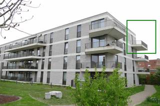 Welkom in dit prachtige appartement in het hart van Sint-Niklaas! Met een woonoppervlakte van 70m² en een balkon van 18m² is deze woning ideaal voor wie comfortabel en stijlvol wil wonen. De open woonkamer en eetruimte baden in natuurlijk licht, dankzij grote raampartijen die uitkijken op de aangename buitenomgeving. De moderne keuken is volledig uitgerust. De slaapkamer is een oase van rust en geeft toegang tot de badkamer die mooi is afgewerkt met een ruime inloopdouche en modern lavabomeubel.Geniet van zonnige dagen op het royale balkon en ontdek het gemeenschappelijke groene domein rondom het gebouw, ideaal voor een wandeling of om tot rust te komen. Het appartement beschikt over een ondergrondse parkeerruimte meteen naast de trappenhal en een praktische fietsenstalling. Gelegen nabij winkels, openbaar vervoer en belangrijke uitvalswegen, biedt deze woning de perfecte combinatie van privacy en toegankelijkheid.Beleef het beste van stadsleven zonder in te boeten aan comfort in dit schitterend afgewerkte appartement in Sint-Niklaas. Boek vandaag nog jouw bezoek via contact@eberhardvastgoed.be of telefonisch via 03 779 69 29.