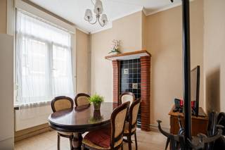 Op een goede locatie nabij het centrum van Mechelen bevindt zich deze ruime woning met 4 slaapkamers. U bevindt zich hier op wandelafstand van winkels, scholen, eet- en drankgelegenheden en het openbaar vervoer.<br /><br />We betreden de woning via de inkomhal, die uitgeeft op een eerste ruimte met plaats voor een eettafel. Aansluitend bevindt zich een aparte leefruimte, gevolgd door de keuken, voorzien van de voornaamste toestellen. Verder op het gelijkvloers vindt u de badkamer. Vanuit de woning heeft u toegang tot een buitenkoer.<br /><br />Op de eerste verdieping geeft de nachthal toegang tot twee ruime slaapkamers. De tweede verdieping beschikt over nog twee slaapkamers, wat deze woning ideaal maakt voor grotere gezinnen. Daarnaast is er nog een kelder, die kan dienen als extra opslagruimte.<br />Dit is een uitstekende opportuniteit als u op zoek bent naar een ruimere woning met 4 slaapkamers op een goede locatie te Mechelen. Contacteer ons voor meer informatie op 0487 32 91 87 of neem een kijkje op www.boonstravastgoed.be.<br /><br />Bijzonderheden:<br />- Buitenkoer<br />- 4 slaapkamers<br />- Vlakbij centrum Mechelen