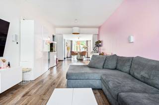 Deze ruime woning werd super netjes gerenoveerd en is dus volledig instapklaar! Ze bevindt zich op wandelafstand van het gezellige en levendige centrum van Putte: winkels, scholen en het openbaar vervoer zijn dus allemaal in de nabije omgeving. U komt de woning binnen via de inkomhal met gastentoilet, die rechtstreeks toegang verleent tot de leefruimte. De woonkamer, deels op tegelvloer en deels op laminaatvloer, kan dankzij de ramen aan 2 zijden genieten van heel wat daglicht. Het kamerhoge raam aan de achterzijde zorgt tevens voor een fijn uitzicht over de tuin. Vanuit de leefruimte bereikt u de gezellige, tijdloze keuken, voorzien van alle comfort, en de wasplaats met aansluitingen voor wasmachine en droogkast. Op de eerste verdieping vindt u 3 ruime slaapkamers en een badkamer met wastafel met meubel, douche en toilet. De houten trap op de eerste verdieping leidt u rechtstreeks naar de volledig afgewerkte zolder met laminaatvloer, die momenteel ingericht is als 4e slaapkamer. De mogelijkheid bestaat deze ruimte op te delen naar 2 volwaardige kinderkamers. Het perceel heeft een totale oppervlakte van 162m². Het huis beschikt over een gezellig, onderhoudsvriendelijk zuid-tuintje, voorzien van aangelegd terras en kunstgras. Hier kan je de hele dag van de zon genieten. Uw wagens kan u op eigen terrein kwijt op de 2 staanplaatsen voor de woning. De woning werd in 2021 uitgerust met 10 zonnepanelen!