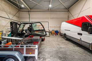 Gelegen langs het kanaal Dessel-Schoten. <br />Mogelijkheid te combineren met Unit 10 +8+12 met in totaal 1,125m² opslagruimte en 126m² kantoorruimte. Voorwaarden op kantoor. <br />Automatische inrijpoort 4.50m hoogte x 4.00m breedte. Plafondhoogte : 7.00m voor unit 8 en 10, 8.00m voor unit 13 <br />Units 8 + 10 hebben een breedte binnen van 12.36m en een diepte binnen van 29.825m <br />Unit 13 heeft gelijkvloers een oppervlakte van 12,33m x 17,02m waarvan de helft gelijkvloers als kantoor ingericht + hetzelfde volume op het verdiep met keukenblok en kantoorruimte.<br />Unit 12 heeft een binnenafmeting van 12,33m x 12,66m<br />Bijzonderheden: <br />- Brandmuren tussen de loodsen voorzien <br />- Rookluiken aanwezig <br />- Lichtstraat centraal in de daken <br />- 2 parkeerplaatsen inbegrepen - Extra parkeerplaatsen bij te kopen indien gewenst <br />- Unit 13 heeft een regenwaterput en 2 inrijpoorten + 2 deuren. <br />- Vaste kosten : 160€/maand<br />- Verkoop onder registratiebelasting.