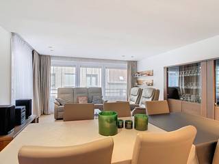 Le moyen le plus rapide pour visiter cette propriété ? Demandez votre visite via le bouton rouge de notre site Web (www.dewaele.com) et vous serez contacté par l'un de nos experts en location. Appartement prêt à emménager avec 2 chambres et terrasse dans le centre de Roeselare.La disposition de l'appartement est la suivante :- Hall d'entrée avec toilettes invités- Salon lumineux avec coin salon et salle à manger- Cuisine ouverte - Rangement- 2 chambres- Salle de bain avec lavabo et douche- TerrasseCaractéristiques supplémentaires :- Appartement lumineux- Ascenseur dans le bâtiment- Économe en énergie- Emplacement central en plein centre-ville à proximité des commerces, de la Grote Markt, des transports en commun,...Êtes-vous intéressé par cet appartement à louer à Roeselare ? N'hésitez pas à nous contacter.