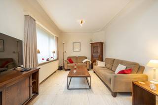 <strong>Prima onderhouden woning met mogelijkheid voor kantoor of extra leefruimte beneden nabij het centrum van Turnhout en Oud-Turnhout. Epc-score: 207 kWh/m² (label C)</strong><br /><br /><strong>Ligging:</strong> invalsweg te Oosthoven, nabij openbaar vervoer en scholen<br /><br /><strong>Indeling:</strong> inkomhal, woonkamer, kantoor/polyvalente ruimte, keuken, berging, kelder, 4 slaapkamers, badkamer, zolder, terras/tuin, parking<br /><br /><strong>Omschrijving:</strong> prima onderhouden halfopen bebouwing nabij het centrum van Oosthoven/Oud-Turnhout. Lagere school en openbaar vervoer op slechts enkele stappen. Ideaal voor een groot gezin en bovendien met de mogelijkheid tot extra woonruimte, kantoor of praktijkruimte.<br /><br />Indeling: inkom via het inkomsas langszij, gesloten keuken met kastwerk, toestellen en een ontbijhoek. Practische bergruimte naast de keuken en eveneens een koele en droge kelder als extra proviandruimte. Gezellige woonkamer met keramische tegelvloer. Aansluitend aan de woonkamer bevindt zich aan de straatkant een voormalig kantoor, ideaal voor werk aan huis maar ook makkelijk om te vormen tot een extra woonruimte of studio. Denken we hier bv aan inwonende ouders, grote gezinnen, kinderopvang met nood aan extra leefruimte. Deze ruimte is naast de verwarming op gas ook voorzien van airco (warme en koude lucht). Bovenverdieping met 4 slaapkamers waarvan 2 met ingemaakte kasten. Badkamer met ligbad, douche en badkamermeubel. <br /><br />Vooraan de woning een gezellig terras (omvorming tot tuin ook mogelijk) met veel privacy en mogelijkheid parkeren wagen. Ideaal is de publieke (kleine) parking voor de deur met bovendien 2 laadpalen voor elektrische wagens.<br /><br /><strong>Bijzondere informatieplicht:</strong> in aanvraag