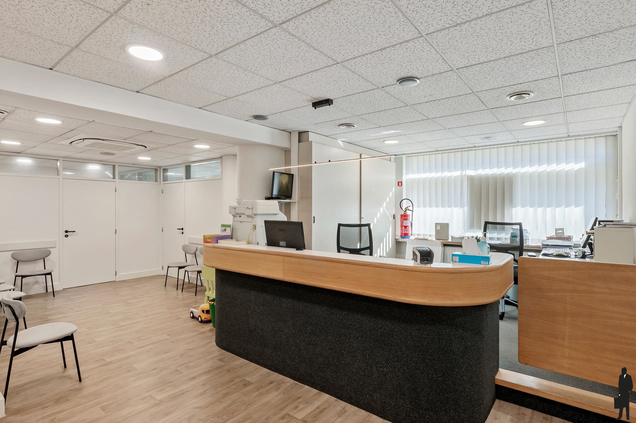 Goed onderhouden dokterspraktijk met 3 studio’s en 14 staanplaatsen - foto 2