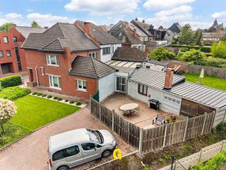 Langs de Oude Statiestraat ter hoogte van nummer 9 bevindt zich deze aantrekkelijk gerenoveerde halfopen woning, gelegen op een perceel van 4a 45ca.<br /><br />Op slechts enkele minuutjes wandelen of fietsen treft men het dorpsplein van deze bloeiende gemeente. Hier vindt men alles wat men dagelijks nodig heeft, zoals bakkers, de slager, gezellige eetzaakjes, apotheken, scholen en meerdere supermarkten. Op heden wordt volop gewerkt aan de herinrichting van het centrum met meer groen en open ruimte, hetgeen deze mooie dorpskern merkbaar zal opwaarderen. Het centrum van Bilzen ligt op slechts een viertal kilometer. Dankzij de nabijheid van de E313, op slechts anderhalve kilometer, zijn omliggende steden bovendien vlot bereikbaar.<br /><br />De woning onderging omstreeks 2016 een grondige renovatie en werd nadien door de huidige eigenaars verder met veel smaak afgewerkt en opgefrist. Daarbij werd veel aandacht besteed aan sfeer en uitstraling, met onder meer de mooie steenparket vloeren in visgraat, doorlopend van in de leefruimte tot in de keuken, de knappe glazen steellook deuren en schilderwerken. Het resultaat is een aantrekkelijke woning met een warme uitstraling en een aangename, praktische indeling. <br /><br />De koper zal hier onmiddellijk kunnen inhuizen, met nog mogelijkheden om op eigen tempo verder te optimaliseren zonder dat echt dringende werken aan de orde zijn.<br /><br />INDELING / OMSCHRIJVING<br />Gelijkvloers<br />-Inkomhal met gastentoilet en glazen steellook deuren naar leefruimte en keuken <br />-Gezellige leefruimte met pelletkachel, ingericht met zithoek en eetplaats <br />-Comfortabele leefkeuken met eiland en eethoek, uitgerust met oven, combi-oven, vaatwasser, kookplaat en dampkap <br />-Veranda aansluitend op de leefruimte, afgewerkt met een leuke vernieuwde tegelvloer <br />-Ruime praktische berging met voorzieningen voor wasplaats <br />Verdieping<br />-Nachthal <br />-Drie volwaardige slaapkamers, netjes opgefrist met vernieuwde laminaatvloeren en schilderwerken <br />-Badkamer <br />Zolder<br />-Bereikbaar via luik, met uitbreidingsmogelijkheden mits plaatsing van een vaste trap <br />Kelder<br />Buitenomgeving<br />-Ruim terras met tuinberging <br />-Verzorgde tuin <br />-Parkeerplaats voor minstens twee wagens <br /><br />Enkele technische kenmerken samengevat:<br />-EPC: 380 kWh/m² p.j. – label D – geen renovatieplicht, met efficiënte mogelijkheden tot een grondige verbetering, zonder dat dit dringend hoeft te zijn. Concrete toelichting hierover tijdens een vrijblijvend bezoek. <br />-Elektrische installatie conform, met bijhorend attest <br />- Asbestveilig<br /><br />Deze halfopen woning kan een interessant aanbod zijn voor wie op zoek is naar een aantrekkelijk gerenoveerde halfopen woning met een degelijke structuur, een aangename open en tegelijkertijd knusse indeling, smaakvol en fris afgewerkt, klaar om onmiddellijk te bewonen – gunstig, centraal gelegen vlak bij het centrum van een fijne gemoedelijke gemeente zoals Hoeselt.