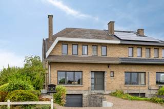 Ideaal gelegen woning nabij centrum Lennik op een perceel van 6 are + achterliggend perceel geschikt als boomgaard van 12 are 21 ca. <br /><br />Ruime bewoonbare oppervlakte van 150m². De woning is op te frissen. <br /><br />Indeling: inkomhal met toilet, woonkamer met eetkamer, gesloten keuken, veranda en toegang tot terras.<br />Op de verdieping: nachthal, 3 ruime slaapkamers en een badkamer met vernieuwde inloopdouche.<br />De zolder is toegankelijk met een uitschuifbare trap.<br />De woning is volledig onderkelderd en bestaat uit garage met automatische poort en verschillende opbergruimtes.<br /><br />Troeven: centrale ligging op fietsafstand van winkels en horeca van Lennik. Ruime oppervlakte zowel binnen als buitenshuis. <br />EPC: label D<br /><br />Bij interesse: gelieve contact op te nemen met stephanie@woonkantoor.be of 0477.81.67.75