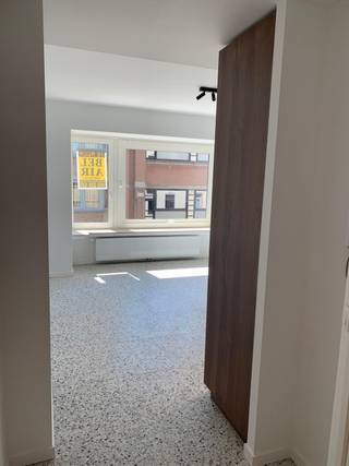 In deze rustige residentie vindt u dit mooie, lichtrijke appartement, vlak aan de jachthaven.Appartement - ongemeubeld - bestaat uit: inkom,...