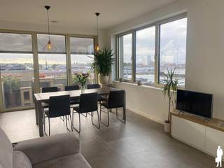 Ruim gemeubeld appartement op toplocatie in het prestigieuze project INDIA-NATIE<br /><br />Op de unieke locatie waar het Houtdok en het Kempischdok samenkomen, bevindt zich het bijzondere woonproject INDIA-NATIE. De naam verwijst naar het rijke handelsverleden van de Antwerpse haven en vormt vandaag een stijlvolle woonomgeving waar comfort, architectuur en energiezuinig wonen centraal staan.<br /><br />Het project bestaat uit vier gebouwen: Kesar, Jaipal, Meti en Pai. Elk gebouw werd met veel aandacht voor architectuur, uitstraling en wooncomfort ontworpen. INDIA-NATIE combineert een hoogwaardige afwerking met een gunstig energieverbruik en een uitstekende ligging aan het Eilandje.<br /><br />GA NAAR WWW.DEBOERENPARTNERS.BE OM RECHTSTREEKS UW ONLINE AFSPRAAK IN TE PLANNEN<br /><br />Indeling:<br />Ruime leefruimte van ca. 40 m² op tegelvloer, met toegang tot een zuidwestgericht terras van ca. 6 m²<br />Volledig uitgeruste open keuken met eiland, voorzien van oven, combi-oven, vaatwasser, keramische kookplaat, koelkast en diepvries<br />Praktische bureauruimte met ingebouwde kasten en bureau<br />Ruime slaapkamer van ca. 15 m² met twee ingebouwde kastenwanden en toegang tot een tweede terras van ca. 6 m², noordoostgericht<br />Technische berging van ca. 3 m²<br />Ruime badkamer met inloopdouche, ligbad, badkamermeubel met spiegel en aansluiting voor wasmachine en droogkast<br />Apart toilet<br />Private kelderberging<br /><br />Bijzonderheden:<br />EPC A<br />Beschikbaar vanaf 15/11<br />Vaste kosten: €170/maand, inclusief verwarming, warm water, verbruik en onderhoud van de gemeenschappelijke delen.