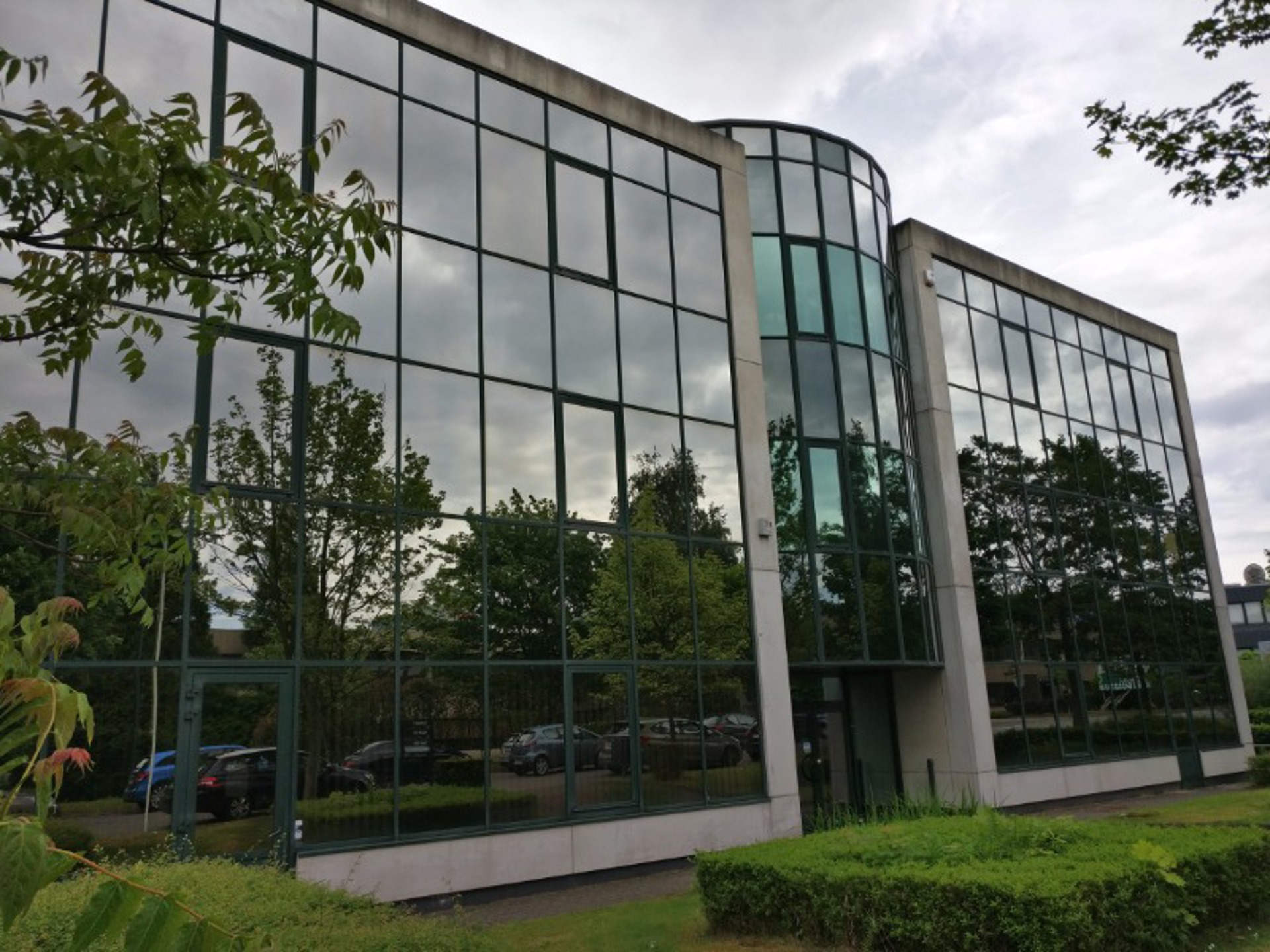 Office building easily accessible. Located near the ring of Brussels.  Charges and taxes: On request.