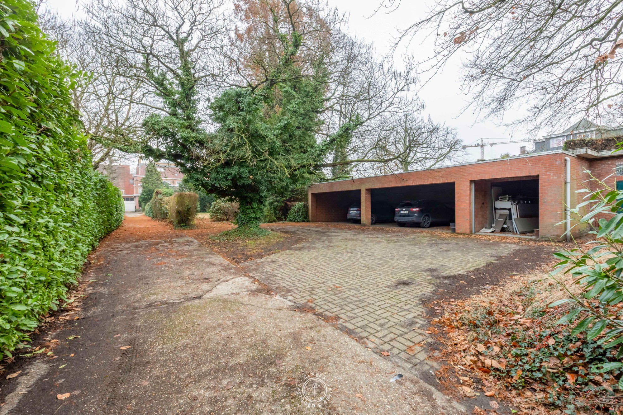 Bijzonder handelspand met een uitzonderlijk opwaarts potentieel en ontsluiting achteraan het perceel. - foto 4