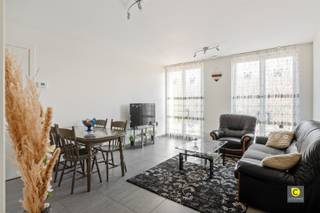 <p><span> </span></p><p><span>Modern 1 slaapkamer appartement in residentie Parkhof te Mortsel</span></p><p><span> </span></p><p><span>Dit moderne en goed onderhouden appartement is ideaal gelegen in het levendige Mortsel, op korte afstand van openbaar vervoer, diverse winkels en het groene Fort4, een prachtige plek voor ontspanning en wandelingen. </span></p><p><span>De locatie biedt een perfecte combinatie van stadse gemakken en rustgevende natuur, waardoor dit appartement een uitstekende keuze is voor wie op zoek is naar comfort en bereikbaarheid. </span></p><p><span> </span></p><p><span>Leefruimte &amp; keuken (26m²):</span></p><p><span>Bij binnenkomst in de inkomhal komt u direct in de lichte en ruime leefruimte, die naadloos overgaat in de open keuken. De keuken is praktisch ingericht en biedt voldoende opbergruimte om al uw keukengerei netjes op te bergen. </span></p><p><span>Daarnaast is de keuken uitgerust met moderne apparatuur, waaronder een keramische kookplaat met dampkap, een oven en een vaatwasser, zodat u alles in huis heeft voor zowel dagelijks gebruik als culinair avontuur. </span></p><p><span> </span></p><p><span>Slaapkamers, badkamers, toilet &amp; wasruimte:</span></p><p><span>Het appartement beschikt over een comfortabele slaapkamer, die dankzij het grote raam veel natuurlijk licht ontvangt, waardoor de ruimte extra uitnodigend aanvoelt. </span></p><p><span>De badkamer is stijlvol en praktisch ingericht, met een ruime inloop douche en een zwevend lavabo meubel met spiegel. Voor extra gemak is er ook een apart (gasten)toilet aanwezig. </span></p><p><span> </span></p><p><span>Kelder &amp; autostaanplaats:</span></p><p><span>Bovendien is het appartement voorzien van een bergingruimte in het appartement en ook met een kelder</span></p><p><span>Parkeren doet u in de ondergrondse parking (exclusief )</span></p><p><span> </span></p><p><span>Extra troeven:</span></p><p><span>- Dubbele beglazing voor extra geluidsisolatie en energie-efficiëntie</span></p><p><span>- Mooi afgewerkte tegelvloer die zorgt voor een strakke en moderne uitstraling</span></p><p><span>- Lift in het gebouw voor extra comfort</span></p><p><span>- Aangrenzende parktuin waar u kunt genieten van de natuur en frisse lucht</span></p><p><span> </span></p><p><span>Momenteel is het appartement nog verhuurd door een zeer stabiele huurder. </span></p><p><span> </span></p><p><span>Met zijn ideale ligging, moderne afwerking en uitstekende voorzieningen biedt dit appartement alles wat u nodig heeft voor comfortabel wonen in Mortsel. </span></p><p><span>Maak snel een afspraak voor een bezichtiging!</span></p>