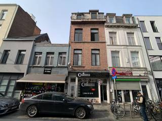 Opbrengsteigendom met handelsgelijkvloers en twee appartementen te koop, gelegen op een gunstige locatie te Berchem (Driekoningenstraat 100).Het pand...