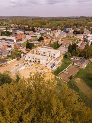 <p>Uitstekend gelegen nieuwbouw zorgwoningen.<br />Rustig en centraal gelegen in het centrum van Lubbeek. Alle faciliteiten dichtbij: dokter, winkels, bank, opticiens, kappers, dagbladwinkel, bakkers, apothekers, vastgoedkantoor Immodrome enz...<br />Makkelijke verbindingen met de bus naar Leuven.<br />Er worden appartementen voorzien met met 1 of 2 slaapkamers met elk zijn buitenruimte.<br />Ondergrondse autostaanplaatsen en fietsenstallingen worden voorzien. <br />Er zal een brasserie in het gebouw aanwezig zijn en alsook twee praktijkruimtes met wachtzaal.<br />Alsook een prima aankoop voor grote of kleine investeerders!<br />De prijs is exclusief garage/fietsenhaak.</p>
<p>Zeer mooie, groene landelijke omgeving , doch zeer centraal gelegen in het centrum van Lubbeek<br /><strong>Spring zeker binnen op ons kantoor dat ligt op slechts 100 m van het project !</strong></p>
<p>BTW slechts 12% ipv 21% (ook voor investeerders) en vrijstelling van onroerende voorheffing mogelijk !! Zeer lage instapservicekost van 3,5 euro/dag. Deze service kan mee groeien met je noden, op deze manier betaal je geen onnodig hoge servicekosten die jij niet nodig hebt!</p>