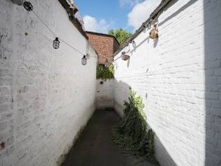 <strong>Lichtrijke en instapklare woning met 3 slaapkamers en stadskoer nabij Gent-Centrum</strong><br /><br /><em>Voor meer informatie, mail naar info@carloeggermont.be</em><br /><br />Deze <strong>instapklare woning</strong> ligt op een <strong>uitstekende locatie</strong> nabij het Rabot en AZ Sint-Lucas, op slechts <strong>vijf minuten fietsen van de Gentse binnenstad</strong>. Winkels, scholen en openbaar vervoer bevinden zich op wandelafstand.<br /><br />Met een <strong>EPC C-label</strong> en <strong>conforme elektrische keuring</strong> bevindt de woning zich in een <strong>uitstekende staat</strong>. Ze werd <strong>gerenoveerd</strong> en <strong>combineert een frisse uitstraling met hedendaags comfort.</strong><br /><br />Achter de brede gevel van 6,7 meter schuilt een<strong> ruime woning </strong>met <strong>hoge plafonds</strong> en een <strong>praktische indeling.</strong> Op het gelijkvloers vindt u een<strong> lichtrijke eetruimte en keuken</strong> met toegang tot de <strong>stadskoer</strong>, aangevuld met een <strong>ruime kelder</strong>. De eerste verdieping omvat een <strong>eerste slaapkamer</strong> en een ruime <strong>badkamer met ligbad en douche</strong>. Op de bovenverdieping is een <strong>tweede volwaardige slaapkamer </strong>en bijkomende plaats voor <strong>bureau of dressing</strong>. Onder de nok bevindt zich een <strong>3de slaapkamer.</strong><br /><br /><strong>Een mooie kans voor wie comfortabel en betaalbaar in de stad wil wonen, met alle voorzieningen binnen handbereik.</strong>