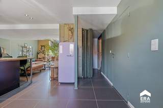 <p><strong>Instapklare woning met veel leefruimte, een zonnige tuin én uitbreidingsmogelijkheden.</strong></p><p>Bij het betreden van de woning komt u terecht in de inkomhal die toegang geeft tot de ruime, <strong>lichtrijke leefruimte met open, volledig ingerichte keuken</strong>. De moderne keuken beschikt over een kookeiland en is uitgerust met een vaatwasser, inductiekookplaat, koelkast, aparte diepvries, oven, steamer, microgolfoven en spoelbak. Dankzij het <strong>grote schuifraam </strong>geniet u van een mooie verbinding met de<strong> zongerichte tuin en het terras</strong>, ideaal om in alle rust te ontspannen.</p><p>Verder bevinden zich op het gelijkvloers een praktische berging, een aparte wasruimte, een gastentoilet en een badkamer met inloopdouche, wastafel en toilet. <strong>Aansluitend is er een extra ruimte die perfect kan dienen als dressing.</strong></p><p>Op de verdieping bevinden zich <strong>twee ruime slaapkamers.</strong></p><p>Buiten geniet u van een zonnige tuin met terras, <strong>een garage en een oprit met plaats voor meerdere wagens.</strong></p><p><strong>Extra;</strong></p><ul><li>De <strong>garage</strong> biedt bovendien een interessante uitbreidingsmogelijkheid. Bij de bouw werd de fundering namelijk voldoende zwaar uitgevoerd, waardoor boven de garage eenvoudig een derde slaapkamer kan worden ingericht.</li><li>Overal hoogrendementsglas in aluminium</li><li>Asbestveilige woning</li></ul><p><strong>Een ruime en energiezuinige gezinswoning met een uitstekende ligging en uitbreidingspotentieel. Contacteer ons vandaag nog voor een bezoek!</strong></p>