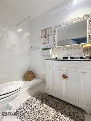 Dit schitterende 2 SLPK appartement is gelegen op de 11DE verdieping van de prestigieuze ROYAL PALACE. De residentie typeert zich door het brede...