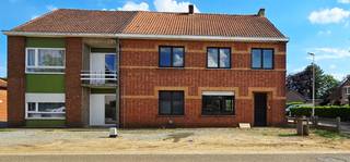 Voor een afspraak bel Kim 0473 72 33 62.<br /><br />EXCLUSIEF !<br />Woning HOB met 2 aparte huisnummers en 2 aparte adressen, namelijk Larenstraat 50 en Hoogveldstraat 1.<br /><br />Deze woning ligt op 3 minuutjes rijden van het centrum van Lummen met zijn dokters, apothekers, supermarkten, horeca, postkantoor, kleuter, -lagere, -en middelbare school, het bussenknooppunt en alles wat het leven gemakkelijk en aangenaam maakt.<br />Verder heb je op wandelafstand de plaatselijke bibliotheek en sportcentrum de "Vijfsprong" waar je kan zwemmen, tennissen, padellen, joggen op de Finse piste, volleybal, basket, judo...<br />Aan de sporthal de "Vijfsprong" kan je gezellig iets drinken in de cafetaria of op terras en de kleintjes kunnen veilig spelen op de speeltuin.<br /> <br />De woning is gelegen in het gehucht "Laren", omgeven door natuurgebied waar je rustig kan wandelen of fietsen.<br />De woning ligt op 2 minuutjes rijden van de op -en afritten E313/E314.<br /><br />Indeling:<br />Gelijkvloers (Hoogveldstraat 1)<br />Hier heb je de ingang langs de achterkant waar je binnenkomt via de inkomhal. Van daaruit kom je in de living met open keuken.<br />Verder heb je op de gelijkvloers de nachthal, 2 slaapkamers, de berging en een badkamer met douche.<br /><br />Verdiep (Larenstraat 50)<br />Via de inkomhal aan de voorkant heb je een trap die je naar de tweede wooneenheid leidt. Daar heb je 2 slaapkamers, de badkamer met ligbad, de leefruimte en een keuken.<br />Op deze verdieping is nog een vaste trap naar de zolder waar je nog een extra kamer kan inrichten.<br /><br />Asbestveilig<br />EPC label D<br />Centrale verwarming op aardgas<br />Ramen hout en dubbel glas<br /><br />Alle documenten zijn te raadplegen op onze website www.immobennysimons.be <br />