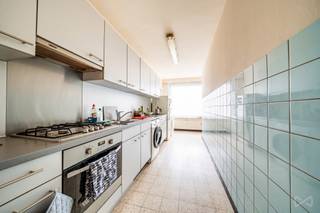 🏢 TE KOOP – Appartement met 2 slaapkamers op de 5e verdieping📍 Avenue de l'Exposition Universelle 21 – Residentie “AURORE” <br /><br />We Invest biedt u dit mooie appartement van ca. 85 m² aan, gelegen op de 5e verdieping van een goed onderhouden en beveiligd appartementencomplex, in het hart van Ganshoren. De Avenue de l'Exposition Universelle is ideaal gelegen en biedt een praktische en aangename leefomgeving in de buurt van alle voorzieningen (winkels, openbaar vervoer en groene zones). Het appartement is als volgt ingedeeld: een inkomhal, een ruime woonkamer, een aparte keuken, twee slaapkamers waarvan één met toegang tot het terras, een badkamer en een apart toilet. De woning is in goede staat en functioneel. <br /><br />🔋 EPC: E.<br />⚡ Elektriciteit: installatie moet worden gecontroleerd.<br />🧱 Eigen kelder inbegrepen.<br />📌 De koper kan ook profiteren van de korting op de registratierechten in Brussel (op voorwaarde dat aan de vereiste voorwaarden wordt voldaan). <br /><br />📞 Neem voor meer informatie of om een bezichtiging te regelen onmiddellijk contact met ons op via 02 315 77 22 of per e-mail op maxime.l@weinvest.be