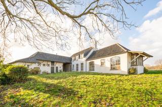 Te koop: charmant landhuis op 5.547m² met uniek zicht!In het rustige en landelijke Maarkedal, bevindt zich dit authentiek landhuis op een...