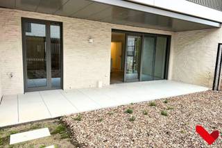 <p>Dit energiezuinig nieuwbouwappartement maakt deel uit van het prestigieuze woonproject Burenberg. Een nieuwe ontwikkeling in Leuven met verschillende troeven zoals de rustige groene omgeving, de nabijheid van invalswegen en bovenal gelegen op wandelafstand van Leuven centrum! <br /><br />In dit gelijkvloers appartement gaan hedendaags comfort en een praktische indeling hand in hand. Het appartement is instapklaar, bevat de nieuwste technieken en werd afgewerkt met kwalitatieve materialen.<br /><br />Het pronkstuk van het appartement is de lichtrijke leefruimte met open keuken. De vele ramen laten het licht heerlijk binnenvallen. Het grote schuifraam geeft toegang tot het grote overdekte terras met aansluitend een aangelegde gemeenschappelijke tuin. De keuken met kookeiland is volledig geïnstalleerd en doordacht afgewerkt met warme materialen. Naast de keuken bevindt zich een berging met aansluiting voor een wasmachine.<br /><br />De centrale gang geeft verder toegang tot alle andere ruimtes in het appartement. Naast de 2 volwaardige slaapkamers is er een apart toilet en een badkamer met zowel bad als douche. Ook hier wordt comfort gecombineerd met aantrekkelijke materiaalkeuzes en fijne details zoals indirecte verlichting.<br /><br />Bovenop het appartement is er een ondergrondse autostaanplaats bereikbaar via de Goudsbloemstraat. Vanuit de ondergrondse parking kan je met de lift rechtstreeks het gebouw van het appartement bereiken, een gemeenschappelijke fietsenstalling én een private berging. De autostaanplaats is bij te huren aan €100. <br /><br />Kortom, dit appartement vinkt alles af voor wie op zoek is naar fijne plek waar kwalitatief wonen gecombineerd wordt met een centrale maar rustige ligging. <br /><br />Onmiddellijk beschikbaar.<br />Huurprijs: €1450/maand + €100/maand (autostaanplaats) + €100/maand gemeenschappelijke kosten.</p>