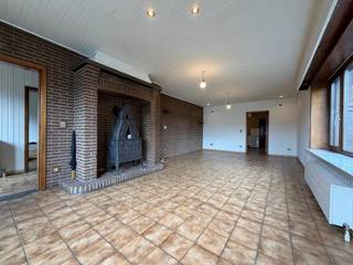 <strong>Gelijkvloerse woning (open bebouwing) met o.a. 2 slaapkamers, terras, tuin, garage en ruime kelder. EPC: 251 kWh/m². Onmiddelijk beschikbaar.</strong><br /><br /><strong><strong>Ligging: </strong></strong>Deze vrijstaande woning is gelegen in de Kapelstraat 41 in Arendonk, op een rustige en aangename residentiële locatie. De open bebouwing geniet van een ruime en vrije ligging, met een groen en landelijk karakter dat zorgt voor een aangename woonomgeving. Tegelijk biedt de locatie een goede verbinding met het centrum van Arendonk en de omliggende gemeenten.
<p>Een ideale ligging voor wie op zoek is naar de combinatie van rust, ruimte en privacy, zonder de bereikbaarheid uit het oog te verliezen.</p>
<strong>Indeling: +0: </strong>Inkomhal • woonkamer • keuken • gastentoilet • toegang kelder • terras • tuin • garage • slaapkamer 1 • badkamer • slaapkamer 2 <strong>-1: </strong>Ruime kelderverdieping, opgedeeld in verschillende ruimtes. <strong>+1: </strong>Zolderverdieping niet inbegrepen.<br /><br /><strong><strong>Beschrijving: </strong></strong>U betreedt de woning via de voordeur en komt terecht in de inkomhal. Deze biedt toegang tot de twee slaapkamers, de badkamer en de woonkamer. Vanuit de woonkamer loopt u verder naar de keuken.<br /><br />Daarnaast beschikt de woning over een apart gastentoilet en een toegang tot de kelderverdieping en de tuin. Buiten geniet u eerst van een ruim, overdekt terras, gevolgd door een open schuur en een hondenhok.<br /><br />Verder bevindt zich nog een ruime garage met oprit. Er is plaats voor minimum 2 wagens met extra parkeergelegenheid voor de woning.<br /><br />De woning is volledig rolstoeltoegankelijk met uitzondering van de kelderverdieping.<br /><br /><strong>EPC: 251 kWh/m². Onmiddelijk beschikbaar.</strong>