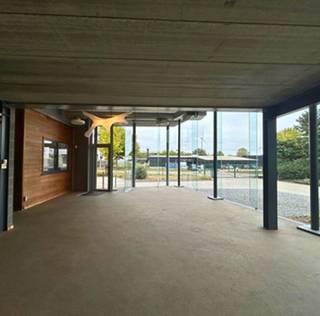 Instapklaar bedrijfsgebouw beschikbaar te Genk.<br />Het multifunctioneel magazijn heeft een oppervlakte van 775m² en een hoogte van ± 6m voorzien van meerdere sectionaal poorten.<br />Moderne burelen met showroom met een oppervlakte van 330m² en een hoogte van 3,75m. <br /><br />De grond met een oppervlakte van ± 3.495m² is naast het gebouw grotendeels verhard (met klinkers) tot ca. 1.165m² voor extra stockage.<br />Het is volledig afgesloten met draadwerk en beschikt over een automatische industriële poort.<br /><br />Centrale ligging op 10 minuten rijden van de E314 (Brussel - Genk - Aken) en op 15 minuten rijden van de E313 (Antwerpen - Hasselt - Luik). <br />Vlotte aansluiting op de expresweg Hasselt - Maaskant.