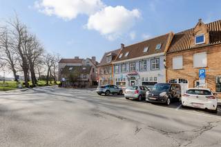 Een ruim handelspand met FRONTAAL zicht op de GENTPOORT, van een unieke locatie gesproken! Dit pand, dat voorheen als BRASSERIE werd uitgebaat,...