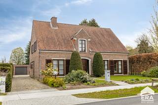 <u>Lommel:</u> Instapklare vrijstaande woning met 4 (mogelijk 5) slaapkamers. Gelegen in centrum nabij scholen en winkels.<br /><br /><u>Bijzonderheden:</u>
<ul><li>Royale inkomhal met vestiaire en toilet</li><li>Ruime living met parketvloer en open haard</li><li>Keuken met ontbijthoek</li><li>4 slaapkamers met parketvloer</li><li>2 badkamers</li><li>Kantoorruimte met afzonderlijke toegang</li><li>Grote garage (40m²)</li><li>Gunstig EPC</li></ul>