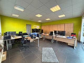 Bent u op zoek naar de perfecte locatie voor uw zaak?Dit goedgelegen handelspand op de hoek van de Kasteelstraat en de Hanenstraat biedt u een enorme...