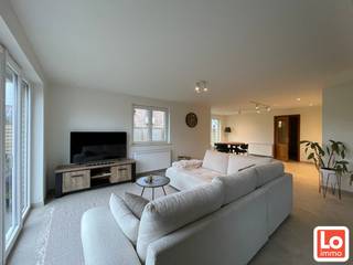 Deze recent gerenoveerde woning is gelegen op de grens van Lokeren/Lochristi met mooi rustgevend uitzicht. De woning omvat inkomhal met apart...