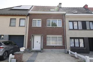 BEZOEKDAG ZATERDAG 30 MEI van 8U tot 16U (enkel op afspraak)<br /><br />Ontdek deze charmante en instapklare stadswoning op een rustige ligging nabij het centrum van Aalst.<br />Deze gezellige woning combineert comfort, ruimte en een uitstekende bereikbaarheid.<br />Bij het betreden van de woning valt meteen de praktische indeling op. U beschikt over een ruime garage die rechtstreeks aan de woning aansluit, evenals een oprit voor de woning — een absolute troef in de stad.<br />Verder biedt de woning 3 volwaardige slaapkamers, ideaal voor gezinnen of wie extra ruimte wenst voor bureau of hobbykamer.<br />De gezellige stadskoer vormt de perfecte plek om in alle rust te genieten.<br />Daarnaast beschikt de woning over 2 toiletten, een droge kelder en een geïsoleerde zolder met vaste trap, dit biedt de mogelijkheid om een extra slaapkamer of hobbyruimte te creëren.<br />Extra pluspunten zijn de conforme elektrische installatie, gasketel, dubbele beglazing en de verzorgde staat van de woning, waardoor u zonder zorgen onmiddellijk kan intrekken.<br />Bent u op zoek naar een comfortabele woning met veel praktische troeven op een rustige, maar centrale locatie? Dan is deze eigendom zeker een bezoek waard!<br /><br />Technische informatie:<br />EPC D<br />Elektrische installatie is conform<br />Verwarming op aardgas<br />Dubbele beglazing<br />Geïsoleerde zolder<br />Niet gelegen in overstromingsgevoelig gebied<br /><br />Voor meer informatie kan je mij steeds contacteren op<br />0478 402 410 of lucas_v@live.be<br /><br />BEZOEKDAG OP ZATERDAG 30 MEI 2026