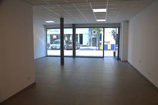 <p><span>Moderne kantoorruimte (74 m²) in het centrum van Mol.</span></p><p><span> </span></p><p><span>Bent u op zoek naar een lichte, open en flexibele kantoorruimte in het hart van Mol? Dan is dit pand van </span><span>74 m²</span><span> precies wat u nodig hebt!</span></p><p><span>Kenmerken:</span></p><ul><li><span>Toplocatie</span><span>: Gelegen in het centrum van Mol, vlot bereikbaar en met </span><span>ruime parkeergelegenheid voor het gebouw</span><span>.</span></li><li><span>Ruimtelijk en licht</span><span>: Dankzij de </span><span>grote raampartijen</span><span> geniet u van veel natuurlijk daglicht en een aangename werkomgeving.</span></li><li><span>Flexibel in te delen</span><span>: De ruimte is momenteel </span><span>open</span><span> en biedt de mogelijkheid om naar eigen wens in te richten.</span></li><li><span>Praktisch comfort</span><span>:</span><ul><li><span>Apart toilet</span></li><li><span>Bergruimte</span><span> met </span><span>uitgietbak</span></li><li><span>Inbouw stopcontacten in de vloer</span></li><li><span>Aansluitingen voor water</span></li></ul></li><li><span>Alle nutsvoorzieningen zijn aanwezig</span><span> (elektriciteit, water, internetmogelijkheden)</span></li><li><span>Energiezuinig</span><span>: Gebouw met een </span><span>goede EPC-waarde - Label B.</span></li></ul><p><span>Deze kantoorruimte biedt alles voor een professionele en comfortabele werkplek in een strategische locatie.</span></p><p><span> </span></p>