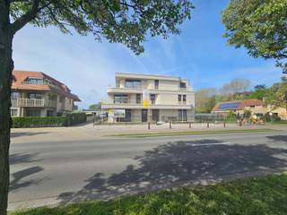 WELKOM | OPENDEUR | 22 maart van 10-12 uur

Ontdek Residentie De Wagenaar, perfect gepositioneerd tussen het charmante Oostduinkerke-dorp en het bruisende Oostduinkerke-bad, grenzend aan het weelderige natuurgebied "De Kerckeduynen" en op wandelafstand van het strand. Dit moderne en tijdloze project bestaat uit vijf ruime appartementen en twee tuinpaviljoenen. De ruime appartementen (tot 160 m²) zijn zuid gericht, zonovergoten en beschikken over 2 en 3 slaapkamers met 1, 2 of 3 badkamers. Geniet van het buitenleven en de omliggende natuur op de royale terrassen (tuinen tot 132 m²). Garages en bergingen zijn voorzien in de kelderverdieping. De afwerking is van topkwaliteit! Het gebruik van een warmtepomp (geothermie) in combinatie met vloerverwarming en zonnepanelen zorgt ervoor dat jouw toekomstige energiefactuur onder controle blijft. Bovendien kies je zelf de afwerkingsmaterialen voor keuken, badkamer, vloeren en binnendeuren. 

NOG BESCHIKBAAR
1 gelijkvloers appartement
1 appartement op de eerste verdieping
2 tuinpaviljoenen met ruime tuin grenzend aan de duinen



