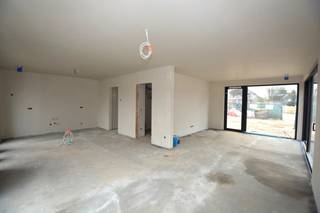 OPENDEURDAG OP ZATERDAG 14/3 VAN 10h TOT 12h, TOEGANG VIA VELDSTRAAT 2!Splinternieuwe BEN-woning (Bijna Energie Neutraal) op wandelafstand van het centrum van Ranst. Project ‘Hestia’ betreft 4 energiezuinige, moderne woningen met telkens 4 slaapkamers, 2 badkamers en zonnige tuin. Elke woning beschikt over een inkomhal met ruimte voor vestiaire en afzonderlijk toilet; leefruimte met open en volledig ingerichte keuken en bijkeuken. Directe toegang tot de tuin met ideale zuid oriëntatie en aangelegd terras. Op de eerste verdieping zijn er reeds 3 slaapkamers, apart toilet en badkamer. Op verdieping 2 bevindt zich de hoofdslaapkamer met eigen badkamer en extra technische ruimte. De open bebouwing (woning 4) beschikt over een oprit. Mogelijkheid tot aankoop van autostaanplaats en extra berging.  Energiezuinige woning met alle modern comfort. Verwarming met warmtepomp. Oplevering zomer 2026. Verkoop onder 6 % BTW mogelijk! Kijk op www.immopatio.be voor meer informatie.