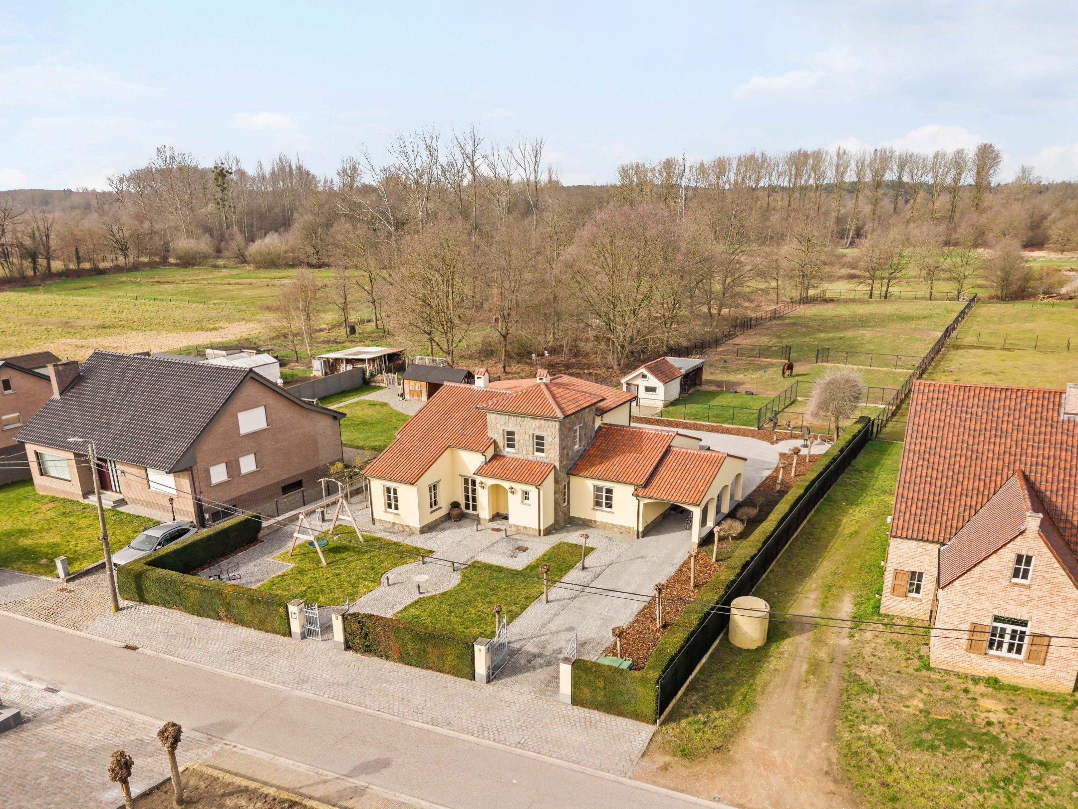 Villa avec des écuries sur un magnifique terrain de 3.761m² - emplacement calme et verdoyant à Scherpenheuvel-Zichem. - photo 2