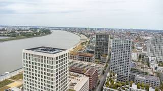 <p>Interesse? Plan zelf online je bezoek in via deze link.</p>
<p>Alle relevante keuringen en wettelijke attesten kan u downloaden via onze website.<br />Vragen? Neem contact op met ivory@copandi.be of via +32 15 79 05 50.<br /><br /><strong>Exclusief nieuwbouwappartement met panoramisch uitzicht – 19e verdieping, Nieuw Zuid, Antwerpen</strong></p>
<p>Dit exclusieve casco + nieuwbouwappartement (2024), gelegen in het prestigieuze Nieuw Zuid, combineert hedendaagse luxe met stedelijke charme. Het gebouw is ontworpen door de gerenommeerde architect Max Dudler en bevindt zich op wandelafstand van de Gedempte Zuiderdokken, het Museum voor Schone Kunsten, de Marnixplaats en tal van trendy restaurants en cafés. Hier beleeft u het beste dat Antwerpen te bieden heeft.</p>
<p>Op de 19e verdieping geniet dit lichtrijke appartement van een panoramisch uitzicht over de stad en de Schelde, met zicht op iconische monumenten zoals de Onze-Lieve-Vrouwekathedraal, het Centraal Station, het Havenhuis, het Museum voor Schone Kunsten en het Justitiepaleis. Grote raampartijen zorgen voor een overvloed aan natuurlijk licht, wat de ruimtes een open en luchtige sfeer geeft. Met een royale woonoppervlakte van bijna 180 m² en een ruim terras en 2 overdekte winterterrassen samen goed voor 43 m², gaat het hier om een uniek aanbod dat dag en nacht weet te imponeren.</p>
<p>Het appartement wordt casco verkocht en kan naar eigen smaak verder worden afgewerkt, desgewenst volgens de interieurplannen van de bekende architect Pieter Van Renterghem. Bovendien gaat het om een energiezuinig appartement met EPB-label A, volledig conform de huidige normen. De elektriciteit is conform, overal is vloerverwarming voorzien, er is een performant ventilatiesysteem D+, en in zowel de woonkamer als de masterbedroom zijn reeds de leidingen voorzien voor een aircosysteem. Dankzij deze moderne technieken geniet u van een optimaal wooncomfort met een minimale ecologische voetafdruk.</p>
<p>De prijs is inclusief twee kelderbergingen, beide voorzien van een stopcontact. Daarnaast zijn er twee autostaanplaatsen met elektrische laadpunten beschikbaar à 45.000 €/stuk.</p>
<p><strong>INDELING: </strong></p>
<p>De inkomhal (4 m²) geeft toegang tot een gastentoilet (1 m²). De ruime living met open keuken (68 m²) vormt het hart van het appartement en baadt in natuurlijk licht dankzij de grote raampartijen. Het appartement beschikt over twee slaapkamers (15 m² en 10 m²), een badkamer van 7 m² en een tweede badkamer van 5 m², ideaal voor extra comfort. Uniek zijn de drie terrassen van respectievelijk 25 m², 9 m² en 9 m². Samen bieden ze een ruime buitenbeleving met een van de mooiste uitzichten van Antwerpen.</p>
<p>Dit appartement is een absolute buitenkans voor wie op zoek is naar een combinatie van luxe, ruimte, energiezuinigheid en een onovertroffen uitzicht in het hart van Antwerpen.</p>
<p>✅ Luxe casco-appartement op de 19e verdieping<br />✅ Ontworpen door architect <strong>Max Dudler</strong><br />✅ Gelegen in <strong>Nieuw Zuid</strong>, op wandelafstand van cultuur, horeca en recreatie<br />✅ Panoramisch zicht op Schelde én alle belangrijke monumenten van Antwerpen<br />✅ Twee slaapkamers en twee badkamers<br />✅ Royale leefruimte van 68 m²<br />✅ Drie terrassen met samen 43 m² buitenruimte<br />✅ Inclusief <strong>2 kelderbergingen</strong>, elk voorzien van een stopcontact<br />✅ <strong>2 autostaanplaatsen met elektrische laadpunten</strong> beschikbaar à <strong>45</strong><strong>.000 €/stuk</strong></p>