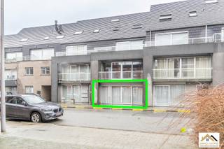 Dit appartement is gelegen op het gelijkvloers van een modern complex, net buiten het centrum van Wachtebeke. Via de inkomhal bereik je door een geluidsdichte deur de ruime leefruimte met open keuken. Er is een extra berging voorzien, en de gang brengt je naar het toilet, de badkamer en de twee slaapkamers achteraan. Het terras en de tuin is toegankelijk langs beide slaapkamers. Achteraan de tuin is een hekje waardoor je snel bij de garage komt die ook bij dit appartement hoort. Gemeenschappelijke kosten: €60/ maand. Bezoekdag woensdag 20/05: inschrijvingen via mail naar xenia@immo-home.be, geen telefonische inschrijvingen! Volg ons op Fb en insta. Voor meer info: www.immo-home.be GRATIS SCHATTING &amp; GRATIS FINANCIEEL ADVIES
