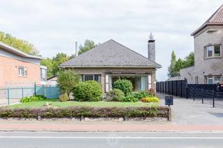 Een gelijkvloerse woning met een praktische indeling, een dubbele garage die dienstdoet als werkplaats of atelier en prachtige weilanden: deze bungalow heeft het allemaal.  <br /><br />Via de ruime inkomhal betreden we de <strong>gezellige leefruimte</strong> waar grote raampartijen voor een overvloed aan licht zorgen. De <strong>keuken</strong> sluit naadloos aan en beschikt over voldoende werk- en kastruimte. Naast de keuken is er nog een <strong>praktische berging</strong>: ideaal voor voorraad of huishoudtoestellen. De bungalow telt <strong>3 volwaardige slaapkamers</strong> en de <strong>badkamer</strong> is compact, maar functioneel ingericht met een inloopdouche. Via een valluik krijg je toegang tot <strong>een ruime zolder</strong> die vandaag voor bergruimte zorgt, maar ook mogelijkheden biedt voor wie op termijn extra bewoonbare oppervlakte wil creëren.<br /><br />De woning staat op een perceel van 642 m² met achter de woning een <strong>dubbele garage van maar liefst 46 m²</strong>: ideaal voor wagens, fietsen of opslag- / werkplaats. Als extra troef liggen er aansluitend <strong>weilanden van 3.059 m²</strong> die zorgen voor een prachtig groen uitzicht: een droom voor menig dierenvriend of iemand met groene vingers. <br /><br />Deze bungalow is ideaal voor wie gelijkvloers wil wonen op een vlot te bereiken locatie en dit in combinatie met het open, groene karakter achteraan. Dankzij de ruime garage, de handige zolder en de grote, aansluitende weilanden is dit een woning met heel wat mogelijkheden. <br /><br />Benieuwd naar wat deze woning te bieden heeft? Contacteer ons via laurens@claves.be of op 0476 21 35 46. <br /> 