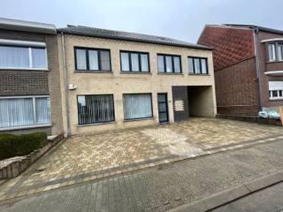 Soms voelt een plek meteen goed. Dit charmante duplexappartement van 122 m² in Drieslinter combineert rust, licht en een praktische indeling,...