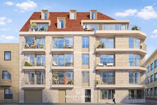 Ontdek dit charmante appartement op de derde verdieping van de elegante Residentie Antoine, gelegen in de Kursaalstraat te Heist. De ligging is bijzonder gunstig, op korte wandelafstand van het strand, diverse winkels en gezellige restaurants.<br /><br />Bij het binnenkomen wordt u verwelkomd in de inkomhal, waar ruimte is voorzien voor een vestiaire en een apart gastentoilet. Van hieruit komt u in de lichtrijke leefruimte, die dankzij haar doordachte indeling plaats biedt voor zowel een comfortabele zithoek als een eethoek. De open keuken sluit naadloos aan en is praktisch uitgerust, perfect voor dagelijks gebruik. Aansluitend vindt u een ruime berging met aansluiting voor een wasmachine en droogkast. Vanuit de leefruimte bereikt u het aangename terras.<br /><br />Verder beschikt het appartement over een volwaardige slaapkamer en een functioneel ingerichte badkamer met inloopdouche. Er is tevens de mogelijkheid om te opteren voor een andere indeling met 2 slaapkamers. <br /><br />Dit appartement combineert een uitstekende ligging met hedendaags comfort en een praktische indeling, waardoor het ideaal is als vaste woonst, tweede verblijf of interessante investering aan zee.<br /><br />Voor bijkomende informatie over dit moderne nieuwbouwproject kan u contact opnemen met Willem Cauwels via 050/89.27.70.