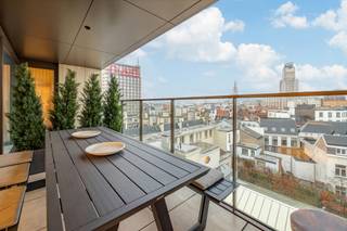 Een uniek karakter met bijzondere afwerking van de hand van interieurarchitect Dries De Malsche in een monumentaal pand, in het hart van de stad!<br /><br />Grote raampartijen in de leefruimte zorgen voor een heerlijk daglicht en bieden verre zichten over de stad. Combinatie van mortex vloer en gebruik marmer en bewerkt hout geven het appartement een warme luxe uitstraling.<br /><br />Mastersuite met een walk-in dressingkamer met prachtig schrijnwerk en en suite de badkamer, met inloopdouche, vrijstaand ligbad, twee wastafels.<br /><br />Een ondergrondse parking verhoogt nog eens extra het comfort. <br /><br />Uniek appartement op een heerlijke locatie temidden de stad en rustig.