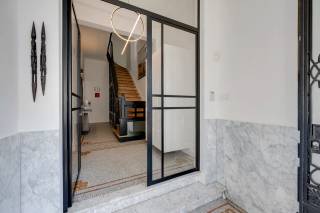 In het hart van ’t Zuid vinden we deze prachtige, instapklare woning.<br />Een buurt waar altijd wel iets te beleven valt.<br />Van bezienswaardigheden zoals het KMSKA tot hippe nieuwe restaurants etc.<br /><br />Deze karaktervolle woning werd met uitzonderlijke finesse gerenoveerd met behoud van authentieke elementen, van een prachtige authentieke, gerestaureerde gevel tot fantastische mouleren. Hier gaat authenticiteit hand in hand met modern design en comfort.<br /><br />De woning verwelkomt u in een prachtige royale inkomhal met opbergmogelijkheden. <br /><br />Op het gelijkvloers geniet u van een ruime leefruimte, een eetkamer en een hoogwaardige keuken met directe toegang tot een toffe stadstuin. <br />Grote raampartijen en hoge plafonds zorgen voor een aangename hoeveelheid lichtinval. <br /><br />Dankzij de moderne gashaard verwerkt in het keukenmeubilair heeft de woning letterlijk een warme, gezellige sfeer.<br /><br />De 1e verdieping maakt plaats voor werkelijk een unieke masterverdieping.<br />Een royale slaapkamer met dressing en onmiddellijke toegang tot een in de puntjes afgewerkte badkamer, voorzien van een grote inloopdouche, een ligbad en een custom wastafel.<br /><br />Vervolgens vinden we 3 slaapkamers op de volgende verdieping terug welke een douchekamer delen.<br />De derde verdieping maakt ruimte voor een polyvalente kamer.<br /><br />Op verschillende verdiepingen vinden we terrassen terug, wat deze woning nog unieker maakt.<br /><br />De praktische kelder omvat tevens een stijlvolle wijnkelder. <br /><br />Interesse?<br />Contacteer LISTED: +32 3 283 51 51.