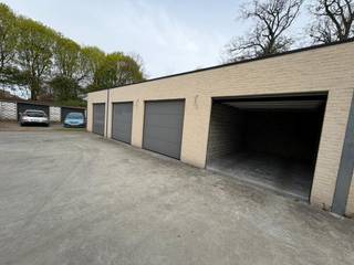 Garagebox te huur in het centrum van Geel, gelegen in de Stationsstraat 44.<br /><br />De garage is voorzien van een elektrische poort, wat zorgt voor extra comfort en gebruiksgemak.<br /><br />De huurprijs bedraagt €95,00 per maand. Er wordt een huurwaarborg van €300,00 geblokkeerd op rekening van Korfine.<br /><br />De garage is onmiddellijk beschikbaar!<br /><br />Meer info? Neem contact op via toon@vastengoed.be of op het nummer 014 72 73 74.