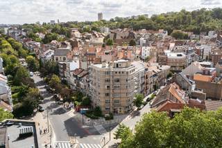 Vlak bij Wiels en het Park van Vorst bevindt zich dit karaktervolle appartement binnen het 'Van Haelen' project, in het iconische erfgoedgebouw Guillaume Van Haelen 1. Ontworpen door architect Léon Van Sichelen in 1936 en nu volledig gerenoveerd, met respect voor de oorspronkelijke “paquebot”-architectuur en een hedendaagse, verfijnde afwerking.<br /><br />Het appartement bestaat uit een ruime leefruimte, aparte eetkamer, keuken, hoofdslaapkamer, bureau, badkamer, apart toilet, inkomhal en terras. Alle ingebouwde maatkasten zijn inbegrepen. Massief parket. Verkoop op plan, volledig afgewerkt en geschilderd opgeleverd bij akte, inclusief verlichting en gordijnen. Contacteer ons om het project en de materiaalstalen te ontdekken.