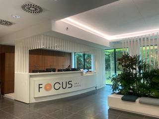 <p>Dans un immeuble moderne idéalement situé à Diegem, à proximité immédiate de l’aéroport de Zaventem, du Ring de Bruxelles et de la gare de Diegem, plusieurs surfaces de bureaux sont disponibles à la location :</p>
<ul>
<li>
<p><strong>Deuxième étage</strong> : 1.339,20 m² <strong>divisibles à partir de 250 m²</strong></p>
</li>
<li>
<p><strong>Troisième étage</strong> : <strong>576,19 m² disponibles</strong></p>
</li>
</ul>
<p><strong>Nombreuses commodités sur site</strong> : ascenseur, climatisation, salle polyvalente, kitchenette, sanitaires, abri vélos, espace fumeur.<br /><strong>Bornes de recharge électrique</strong> récemment installées.</p>
<p><strong>Conditions</strong> :</p>
<ul>
<li>
<p><strong>Charges communes</strong> : 30 €/m²/an (incluant taxe foncière, eau, assurance incendie, entretien bâtiment, climatisation, sécurité, nettoyage des vitres, etc.)</p>
</li>
<li>
<p><strong>Parking extérieur</strong> : 500 €/place/an</p>
</li>
<li>
<p><strong>Parking intérieur</strong> : 1.200 €/place/an</p>
</li>
</ul>
<p><strong>Accessibilité optimale</strong> : accès rapide via la sortie 13 de l’E40, <strong>connexion Maxmobiel vers Gand St-Pieters</strong>.</p>
<hr />
<p><strong>Intéressé(e) ?</strong><br />Contactez-nous pour plus d’informations sur les surfaces disponibles ou pour organiser une visite.</p>