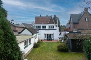 Bent u op zoek naar een charmante villa met karakter, ruimte en uitzonderlijke mogelijkheden op een topligging in Sint-Niklaas?<br />Dan is deze woning beslist iets voor u!<br /><br /><u><strong>Voor meer info kubra@ocvastgoed.be of 0465 08 41 48! </strong></u><br /><br />Deze charmante villa bevindt zich op een ruim perceel met een mooie parktuin en geniet van een uitstekende bereikbaarheid en zichtbaarheid. De combinatie van groen, privacy en een gunstige ligging maakt dit eigendom ideaal voor wie comfortabel wil wonen en eventueel wonen en werken wil combineren.<br /><br />Via de zijdelingse oprijlaan bereikt u de woning, met plaats voor meerdere wagens, een dubbele garage en een achterliggend magazijn. Zowel de voortuin als de afgesloten achtertuin zorgen voor een aangename buitenbeleving.<br /><br />Bij het betreden van de woning komt u in een ruime inkom- en traphal. Aan de voorzijde bevindt zich een bureauruimte met groot raam, ideaal als thuiswerkplek of praktijkruimte. De lichtrijke woonkamer beschikt over drie grote raampartijen en een elegante marmeren schouw met geïntegreerde houtkachel. Aansluitend vindt u de eetkamer, die via grote raam- en deurpartijen in verbinding staat met het terras en de tuin, en tevens toegang biedt tot de oprijlaan richting garage.<br /><br />De keuken sluit aan op de eetkamer en geeft toegang tot een gastentoilet en een wasplaats/technische ruimte met buitendeur.<br /><br />Op de eerste verdieping bevinden zich twee ruime slaapkamers en twee bijkomende kamers, evenals een badkamer met bad/douche, lavabo en toilet. De zolderverdieping, bereikbaar via een uitschuifbare trap, biedt extra bergruimte en potentieel.<br /><br />Deze woning vormt een mooie opportuniteit voor wie op zoek is naar een eigendom met karakter, ruimte en toekomstmogelijkheden in een groene, maar strategische omgeving.<br /><br />Bruto vloeroppervlakte (opgemeten volgens EPC) : 172 m2 hoofdgebouw + 100 m2 bijgebouw. <br /><br />Stedenbouwkundige inlichtingen: bouwvergunning, geen verkavelingsvergunning, woongebied, geen voorkooprecht, geen gerechtelijke herstelmaatregel of bestuurlijke maatregel opgelegd.<br />Geen risicozone overstromingsgevoelig gebied. P-score = B, G-score = A, wel renovatieverplichting <br />Elektriciteit niet conform <br />EPC: 813 kWh (F)